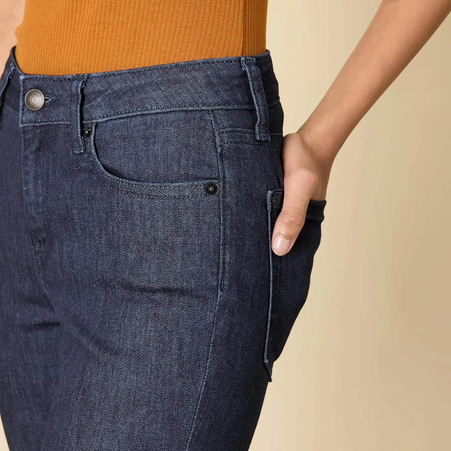 Amazon Essentials Women's Slim Bootcut Jeans, Mid-Rise, Stretchy