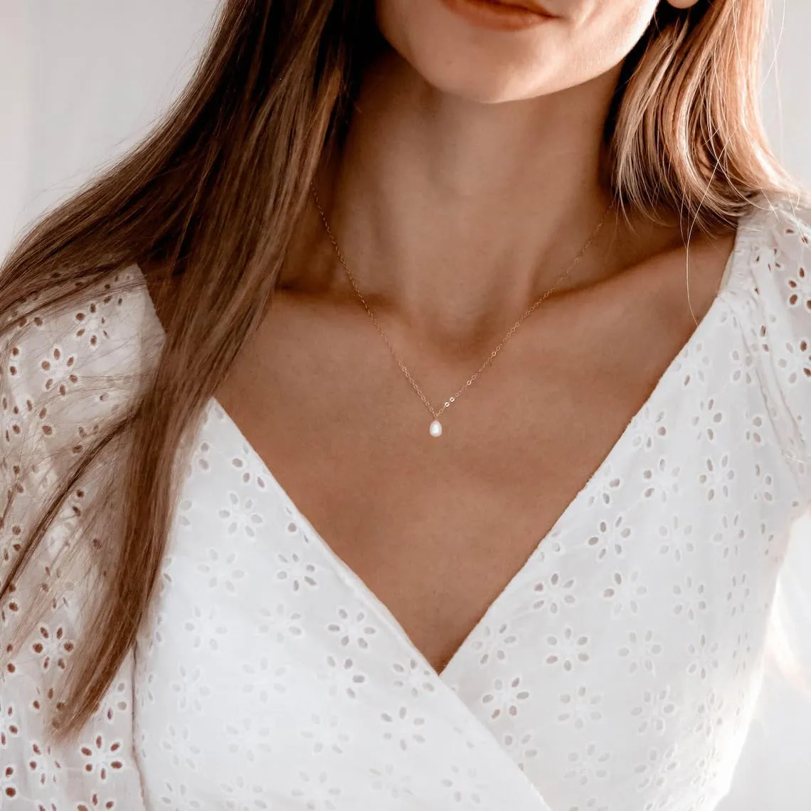 Pearl Necklaces for Women,18K Gold Plated Dainty Single Pearl Pendant Necklace Simple Pearl Choker Necklaces for Women Handmade Pearl Jewelry Bridesmaid Gifts