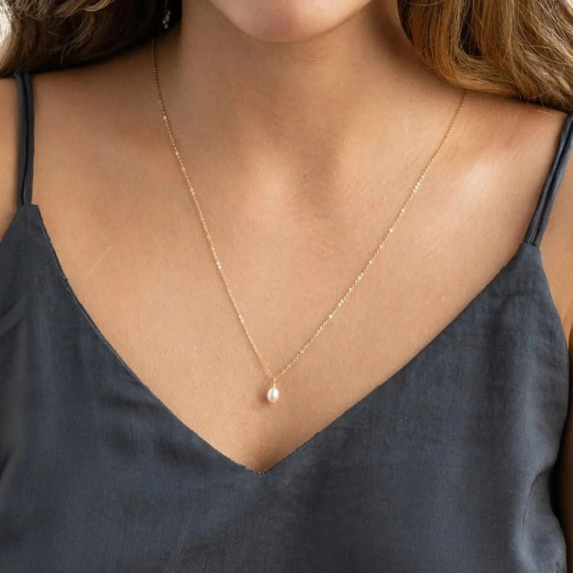 Pearl Necklaces for Women,18K Gold Plated Dainty Single Pearl Pendant Necklace Simple Pearl Choker Necklaces for Women Handmade Pearl Jewelry Bridesmaid Gifts