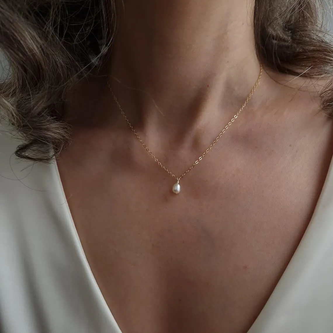 Pearl Necklaces for Women,18K Gold Plated Dainty Single Pearl Pendant Necklace Simple Pearl Choker Necklaces for Women Handmade Pearl Jewelry Bridesmaid Gifts