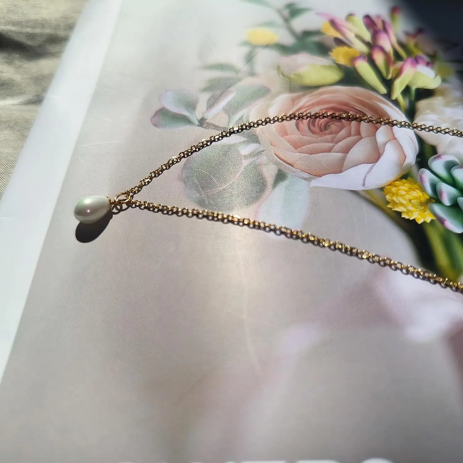 Pearl Necklaces for Women,18K Gold Plated Dainty Single Pearl Pendant Necklace Simple Pearl Choker Necklaces for Women Handmade Pearl Jewelry Bridesmaid Gifts
