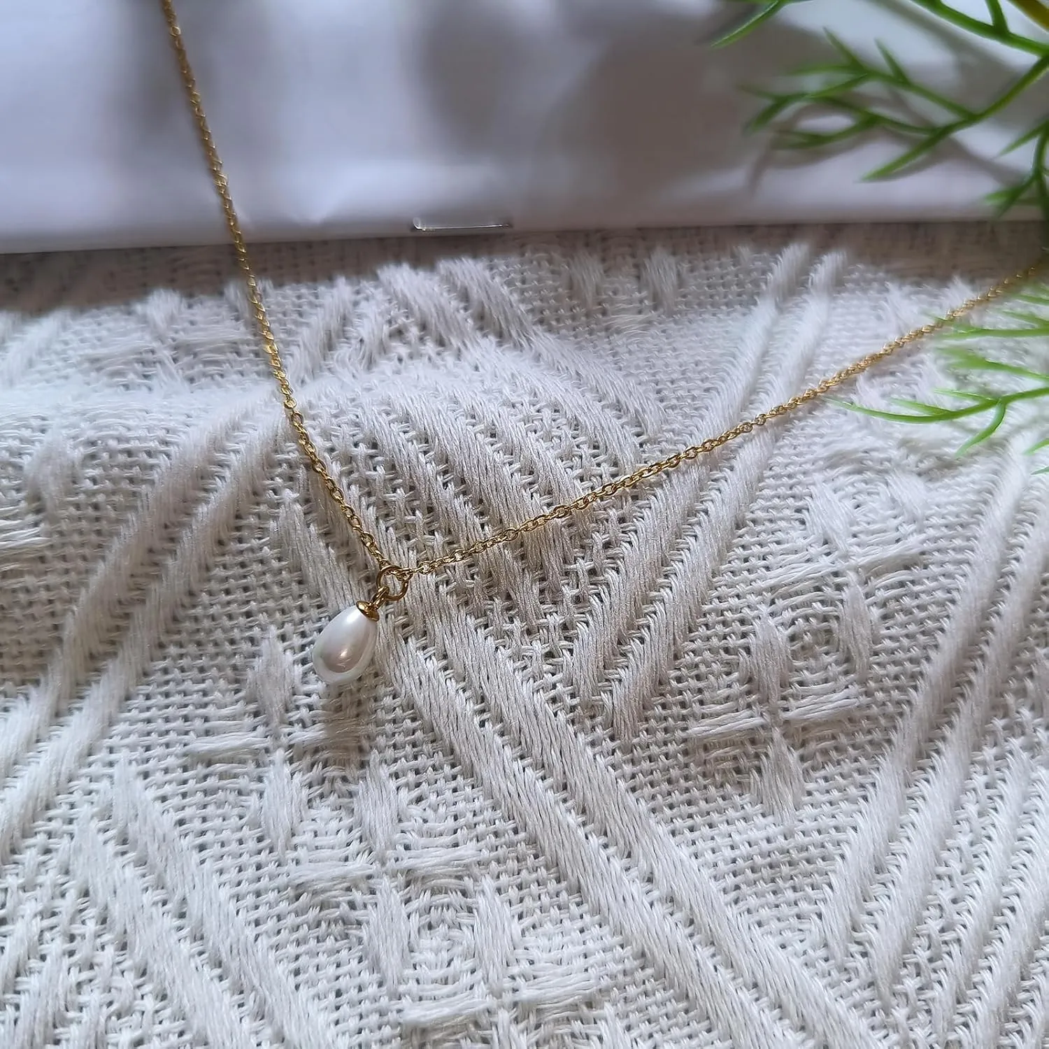 Pearl Necklaces for Women,18K Gold Plated Dainty Single Pearl Pendant Necklace Simple Pearl Choker Necklaces for Women Handmade Pearl Jewelry Bridesmaid Gifts